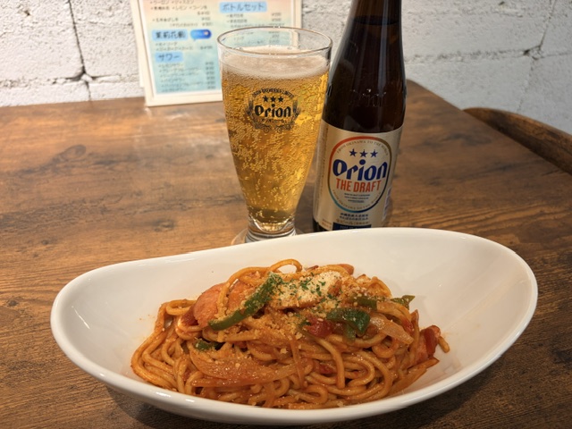 駅近で楽しむ沖縄の味、オリオンビールと家庭料理の饗宴